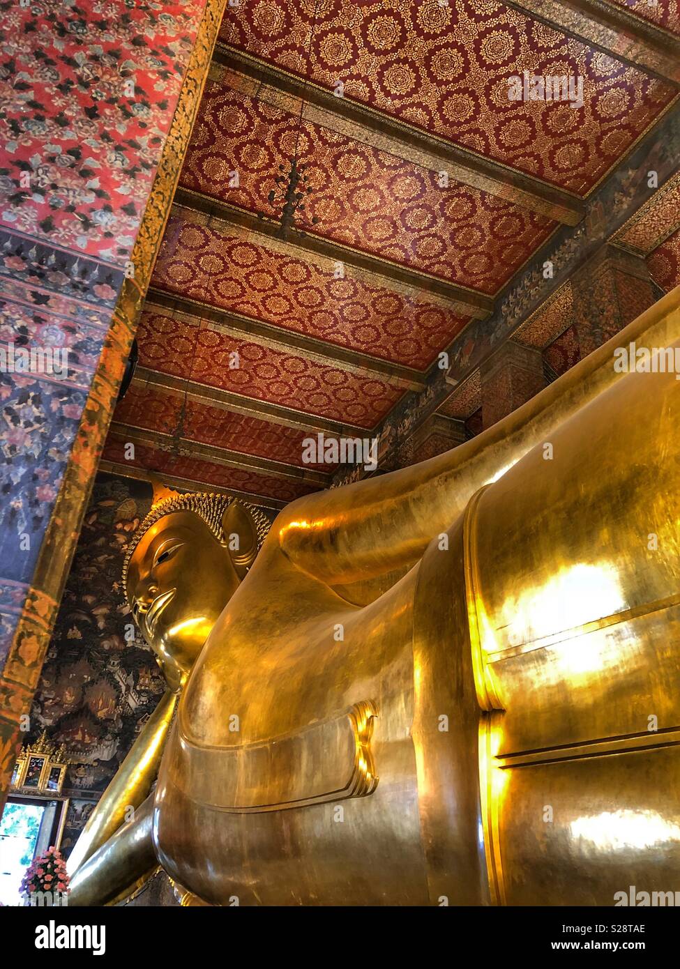 Die große goldene Liegenden Buddha in Bangkok, Thailand. - Smartphone-aufgenommenes Stockfoto