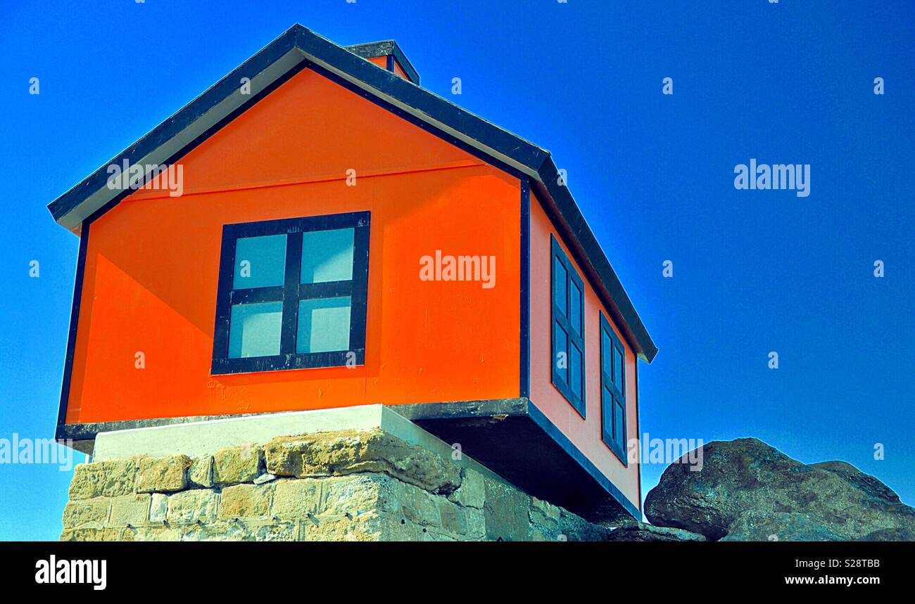 Kleines Haus auf den Felsen Stockfoto