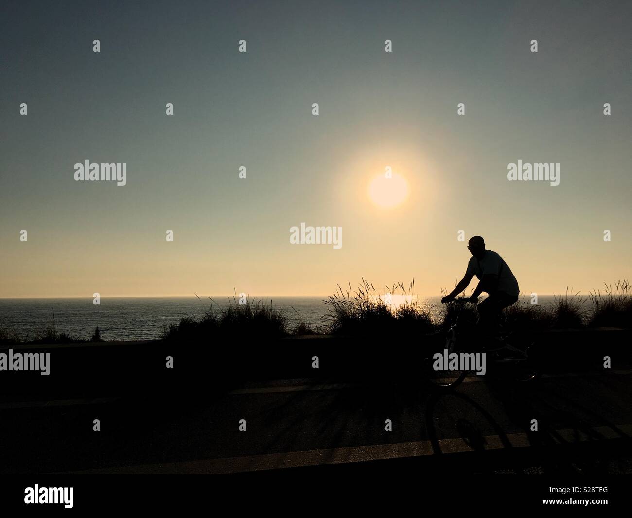 Fahrrad bei Sonnenuntergang mit erstaunlichen Farben Stockfoto