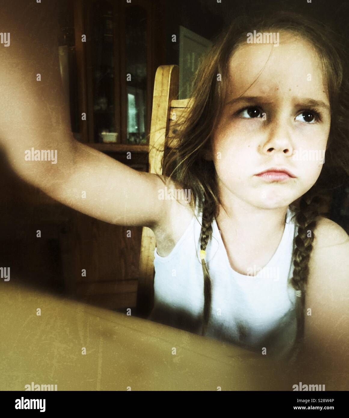 Grumpy 6 Jahre altes Mädchen mit gerunzelter Stirn und schmollend Stockfoto