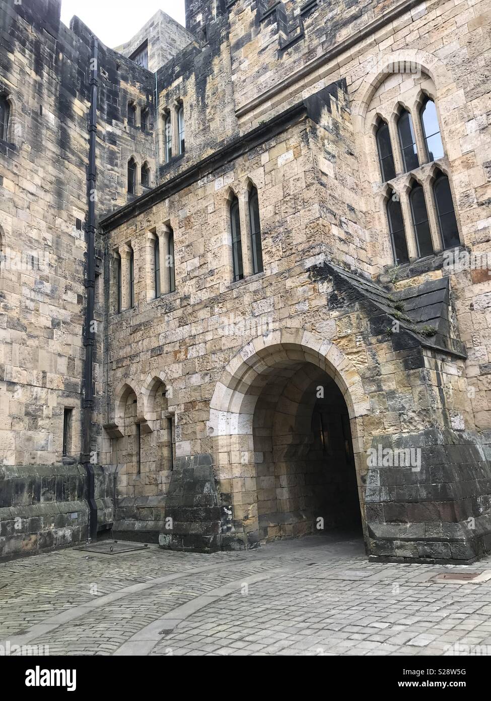 Bild der Hof von einer Burg in Schottland. Wurde das Schloss, wo die  Quidditch vom Erfolg Film Harry Potter gefilmt wurde Stockfotografie - Alamy