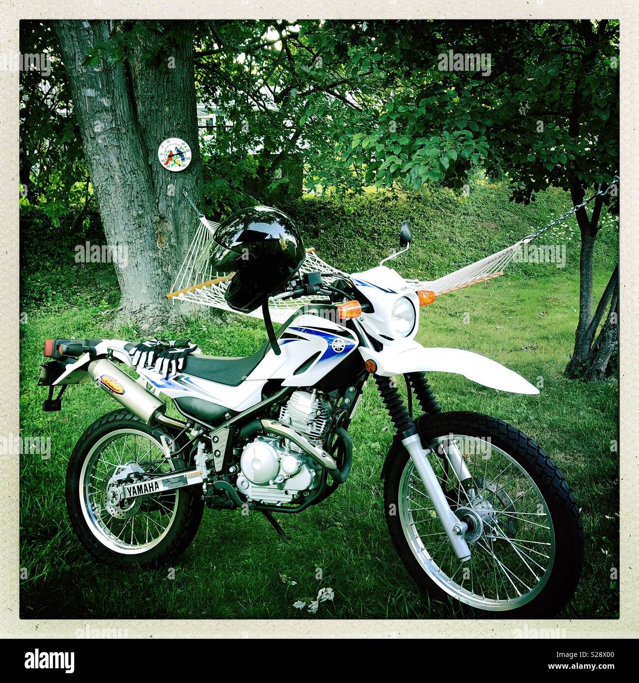 Yamaha Motorrad in meinem Hinterhof mit Hängematte im Hintergrund Stockfoto