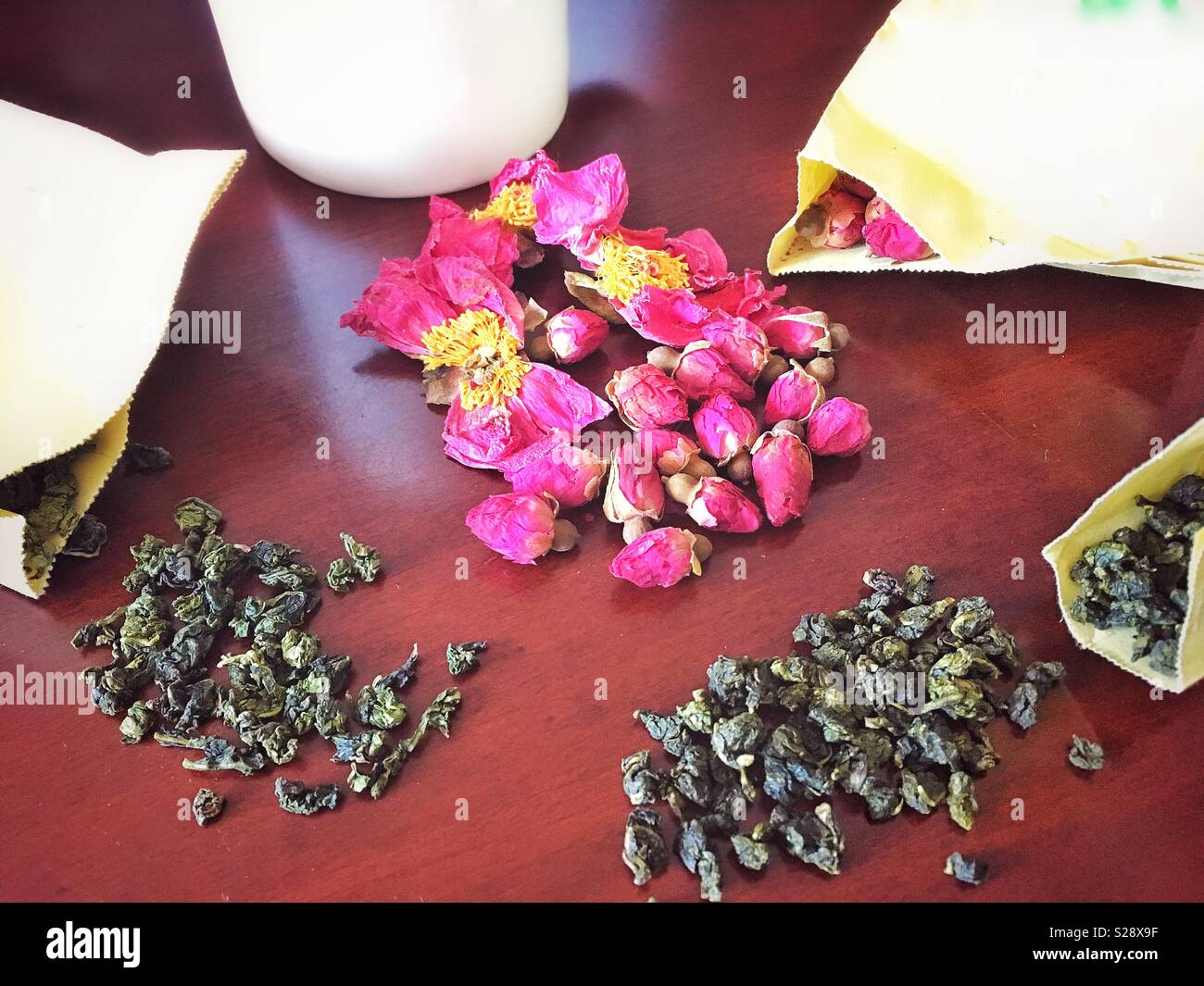 Zwei tiles Chinesischer grüner Tee und Rosenknospen auf einen Tisch. - Smartphone-aufgenommenes Stockfoto