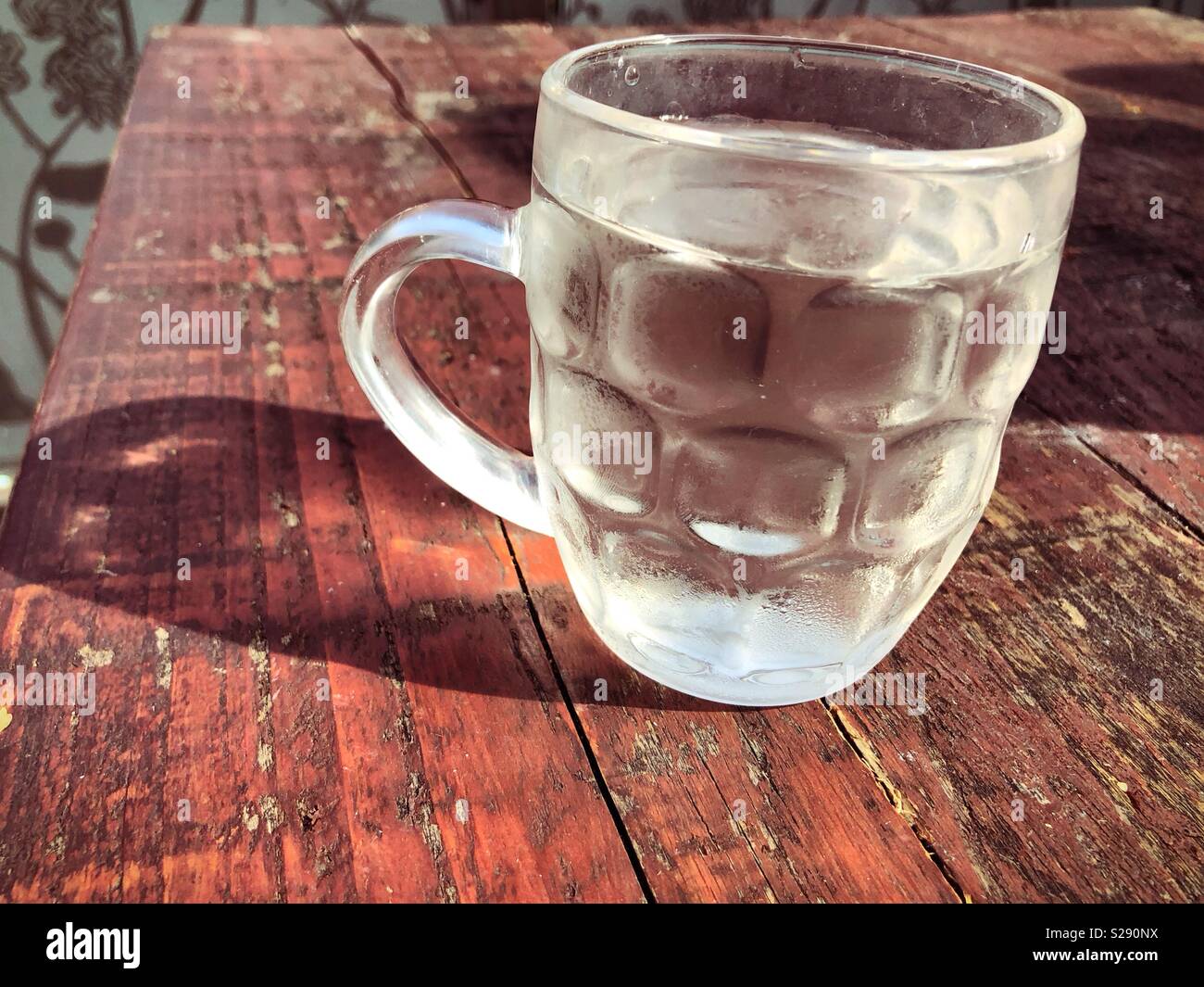 Kalte Hälfte Pint Wasser des sonnigen Tag Stockfoto