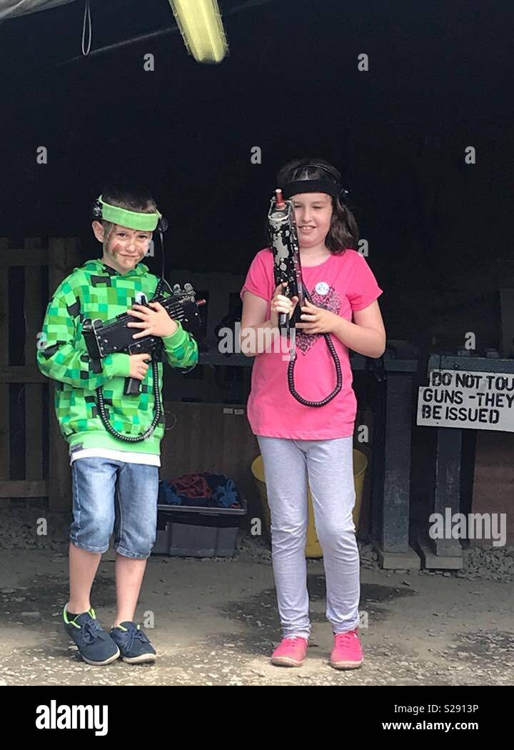 Kinder spielen Laser tag Stockfoto