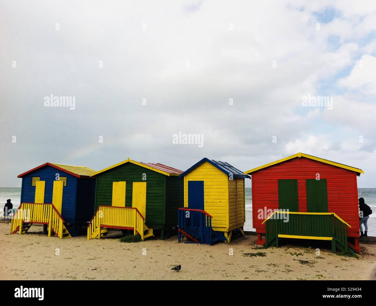 Farbenfrohe Häuser in Muizenberg Beach, Kapstadt - Smartphone-aufgenommenes Stockfoto
