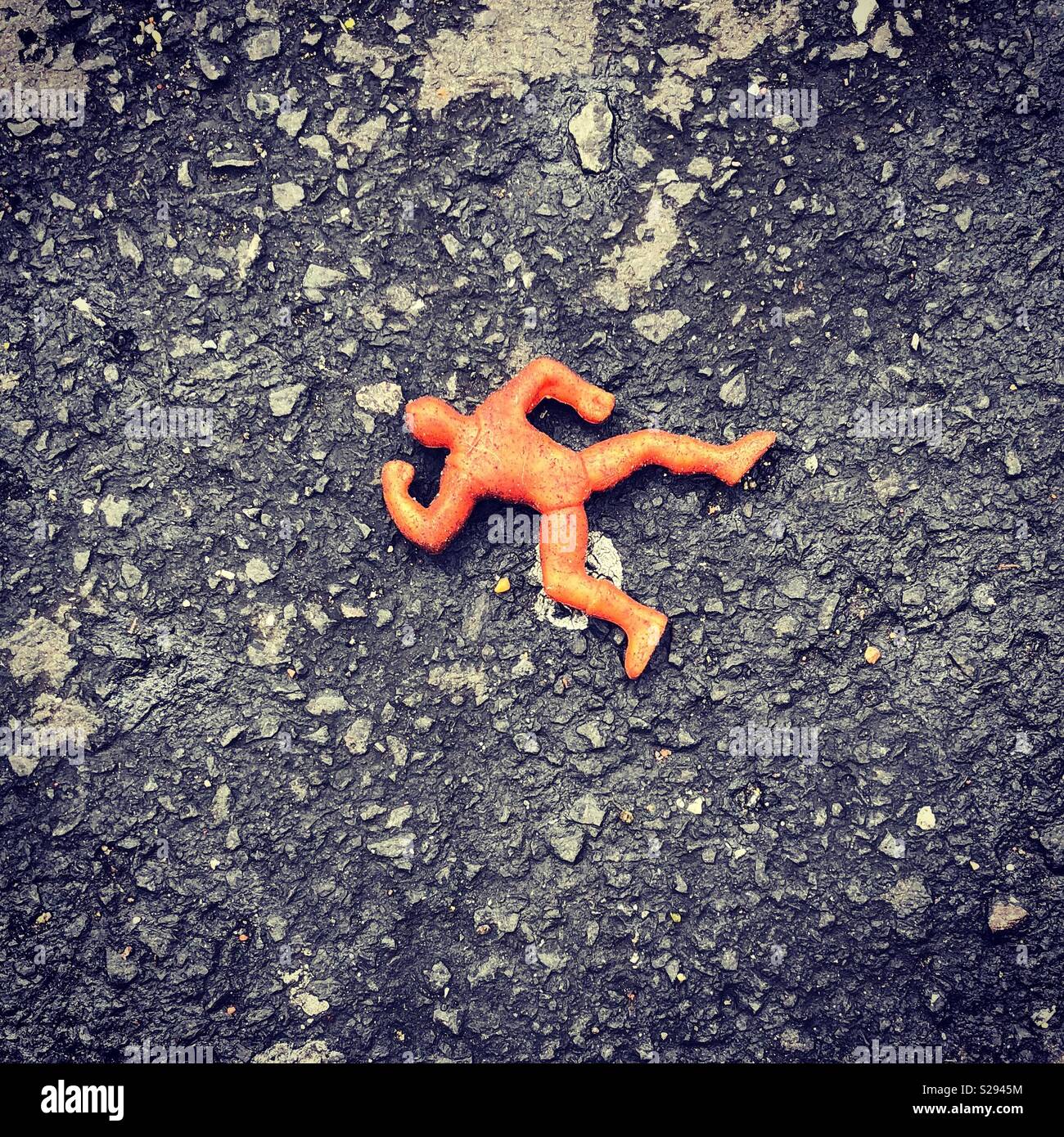 Spielzeug Mann liegen in der Straße wie gibt es einen schrecklichen Unfall. - Smartphone-aufgenommenes Stockfoto