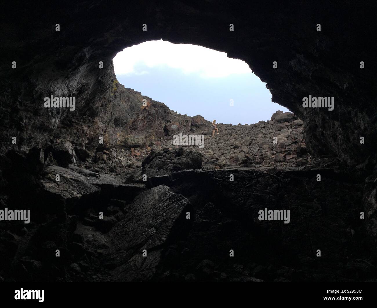 In einer Lavahöhle, um den Himmel auf Hawaii Insel, Hawaii, USA suchen Stockfoto