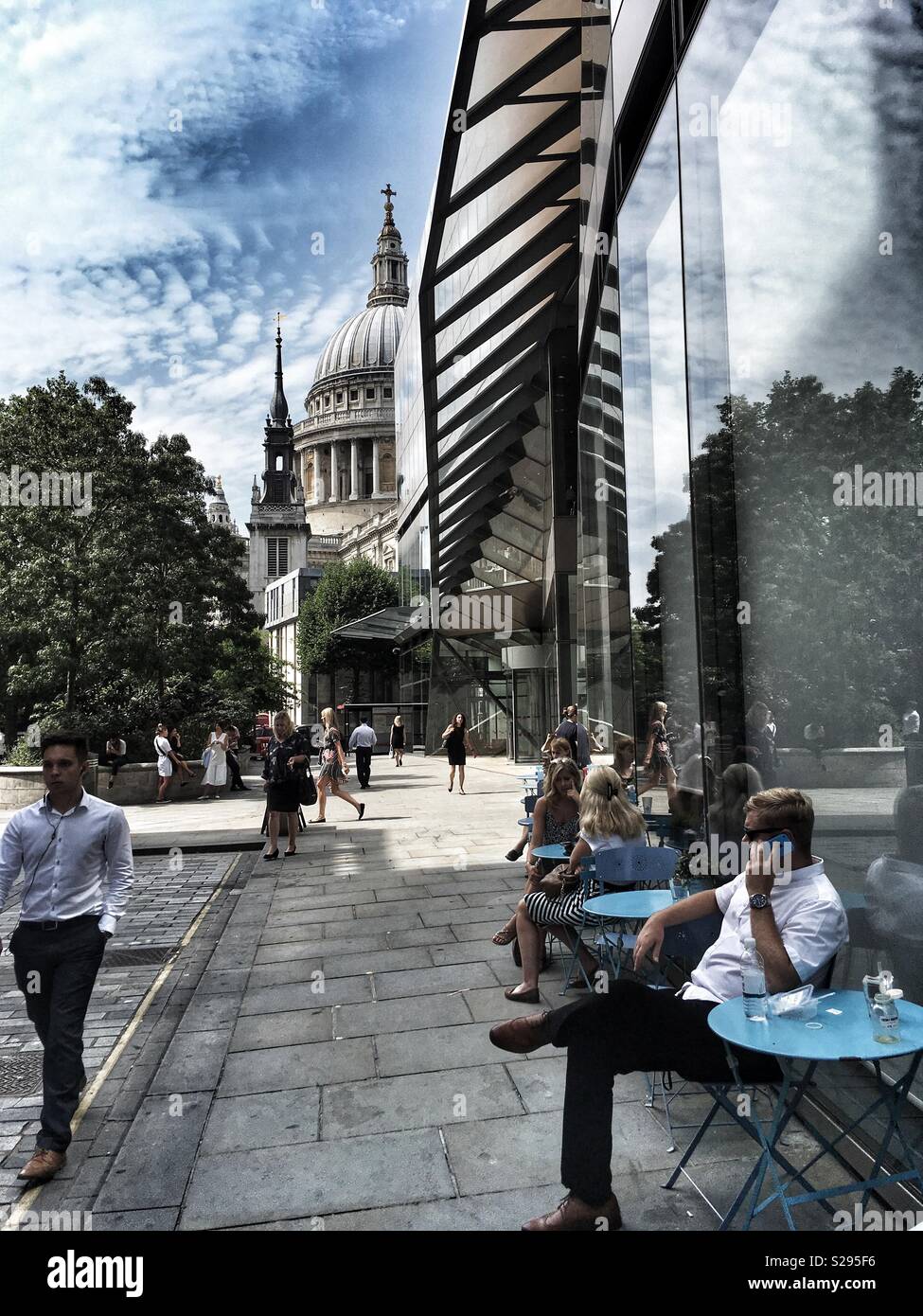 Die Menschen saßen draußen Eine neue Änderung in London, England Stockfoto