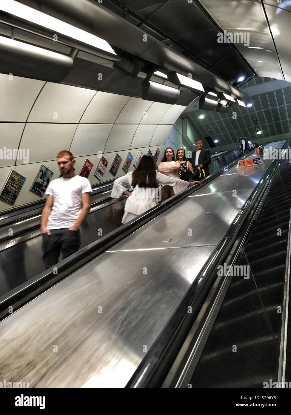 Menschen reisen, auf der Rolltreppe im London Bridge U-Bahnstation in England Stockfoto