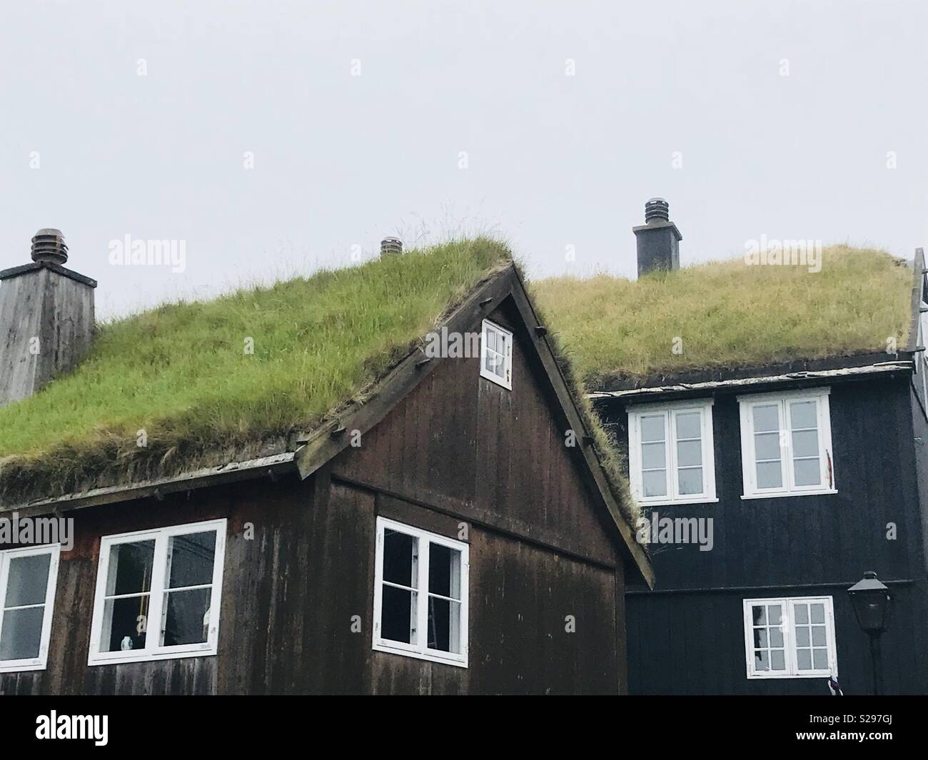 Gras-roofed Häuser in Tórshavn, Färöer Inseln Stockfoto