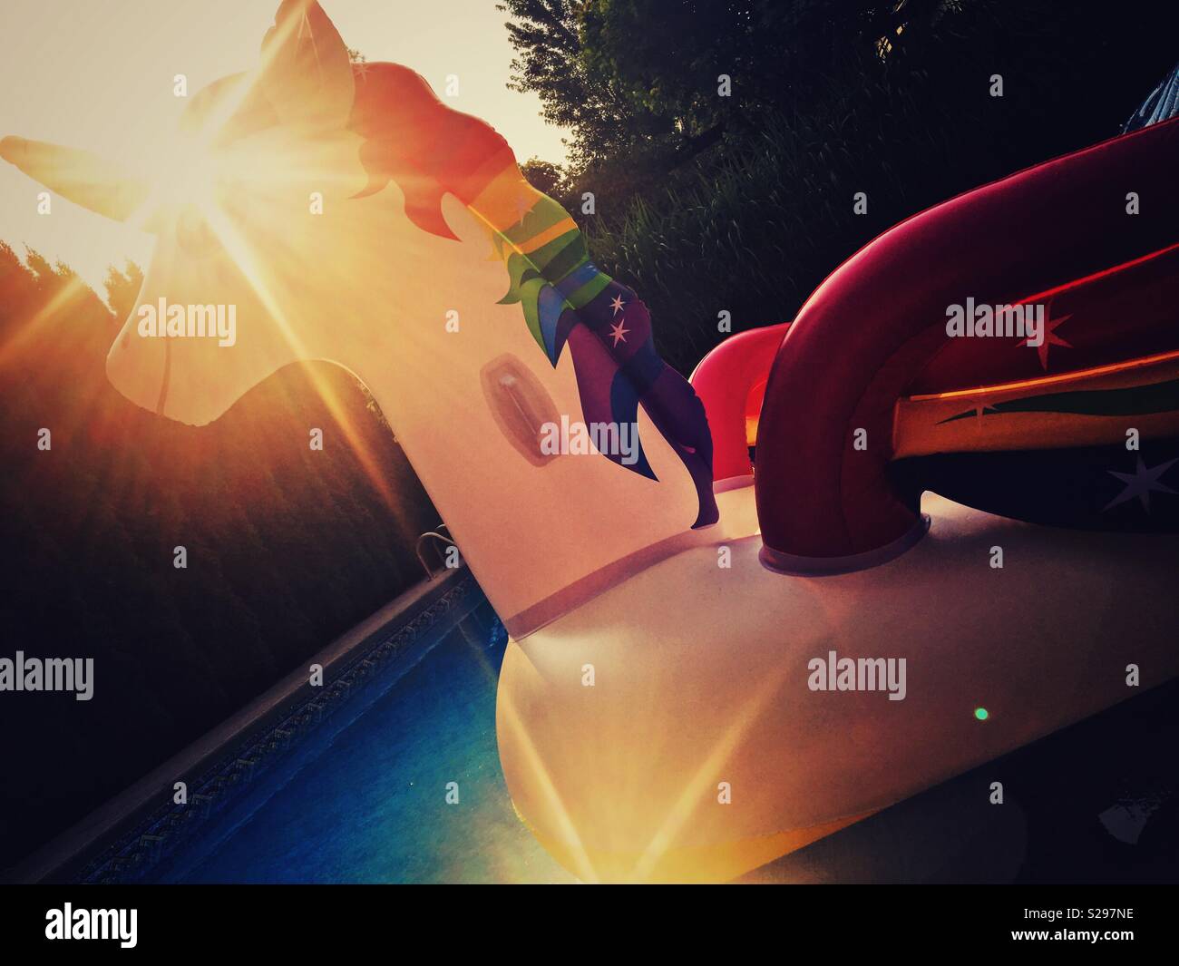 Einhorn pool float Spielzeug im Sonnenlicht in einen Außenpool. Stockfoto