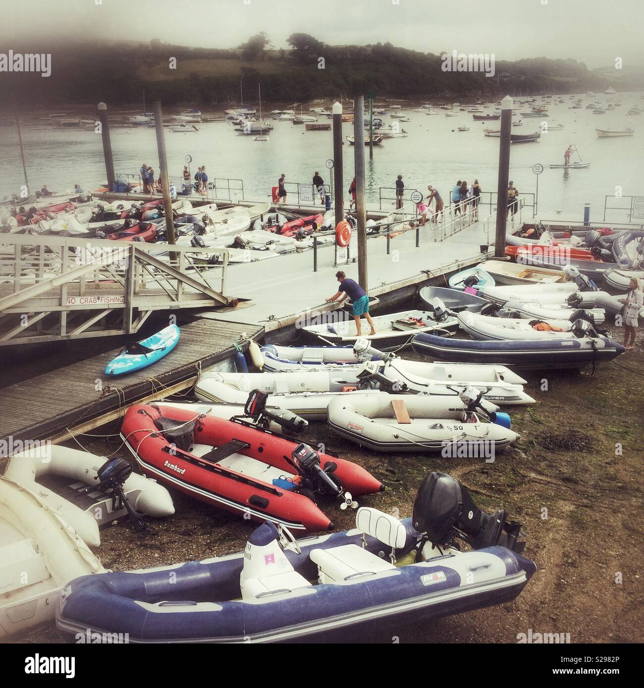 Kleine Motorboote und die Angebote in Salcombe Harbour, Devon, England, Vereinigtes Königreich. - Smartphone-aufgenommenes Stockfoto