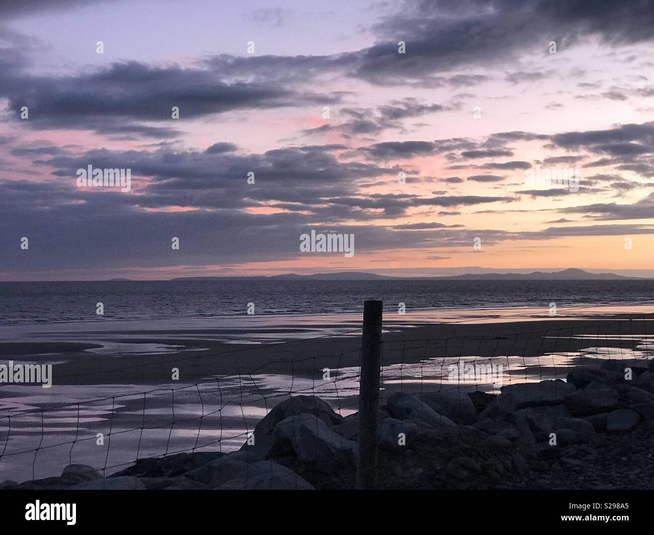 Sonnenuntergang am Strand in Wales. Stockfoto