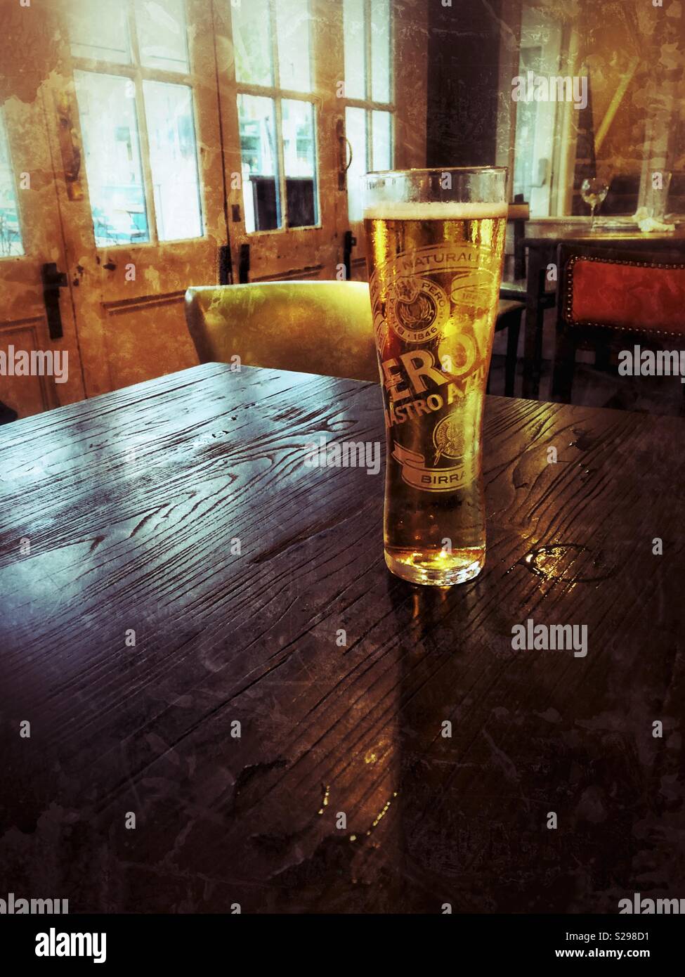 Ein Pint Bier kalt auf einem pub Tabelle. - Smartphone-aufgenommenes Stockfoto