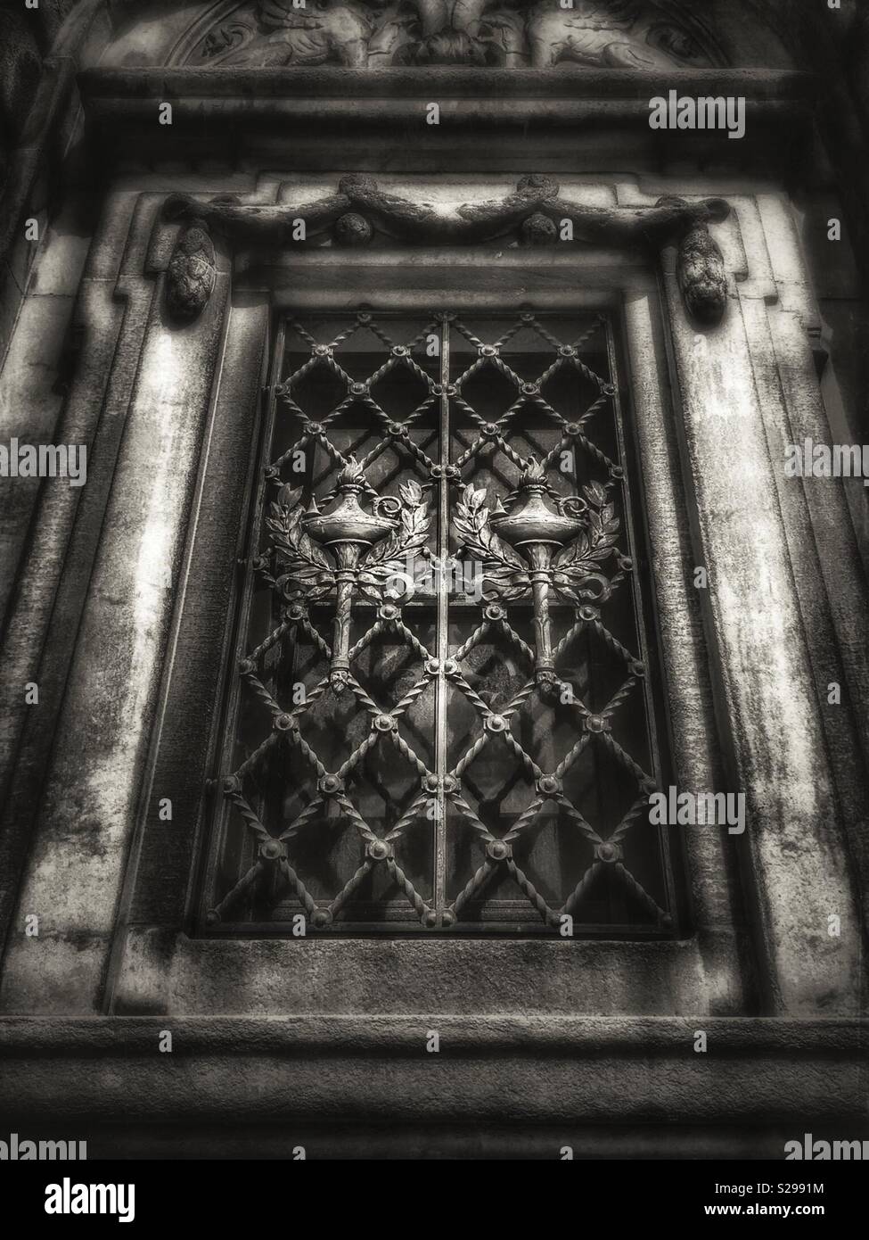 Moody Bild von Cleveland Öffentliche Bibliothek vergitterte Fenster Stockfoto