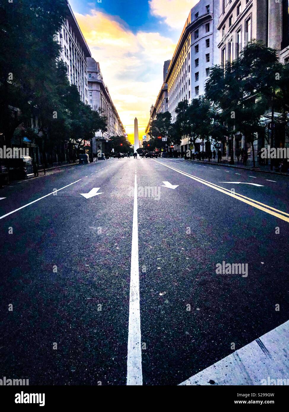 Blick auf die Straße und der Obelisk von Buenos Aires, Argentinien Stockfoto