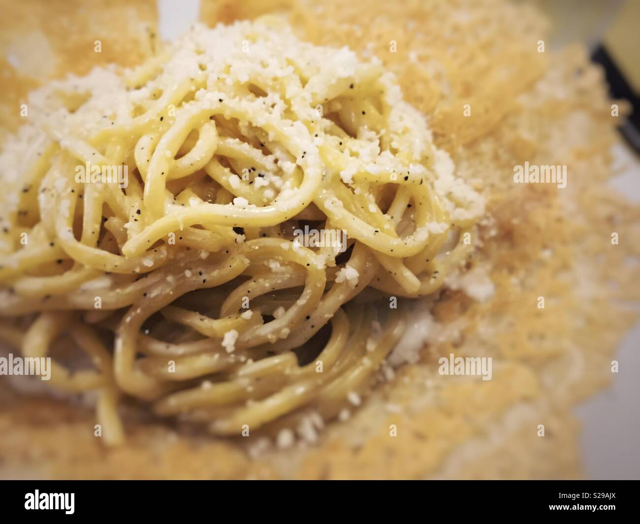 Traditionelle italienische Pasta mit Käse und Pfeffer Sauce Stockfoto