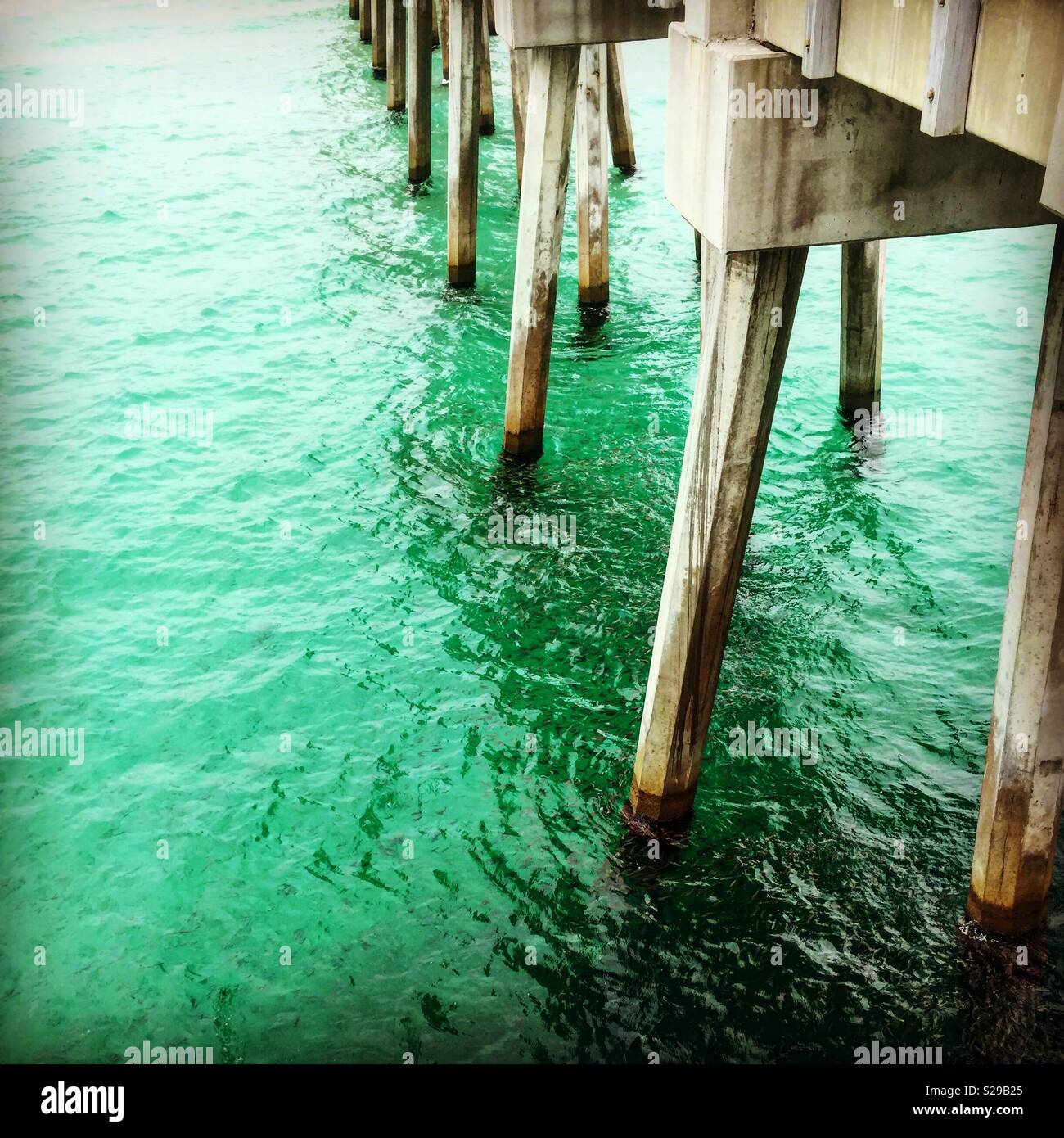 Smaragdgrünes Wasser Stockfoto