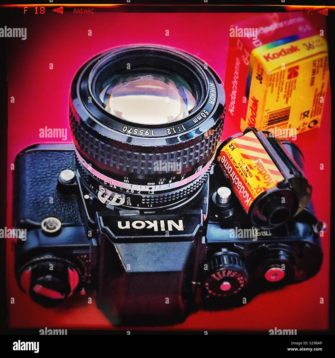 Retro Nikon und Film. - Smartphone-aufgenommenes Stockfoto