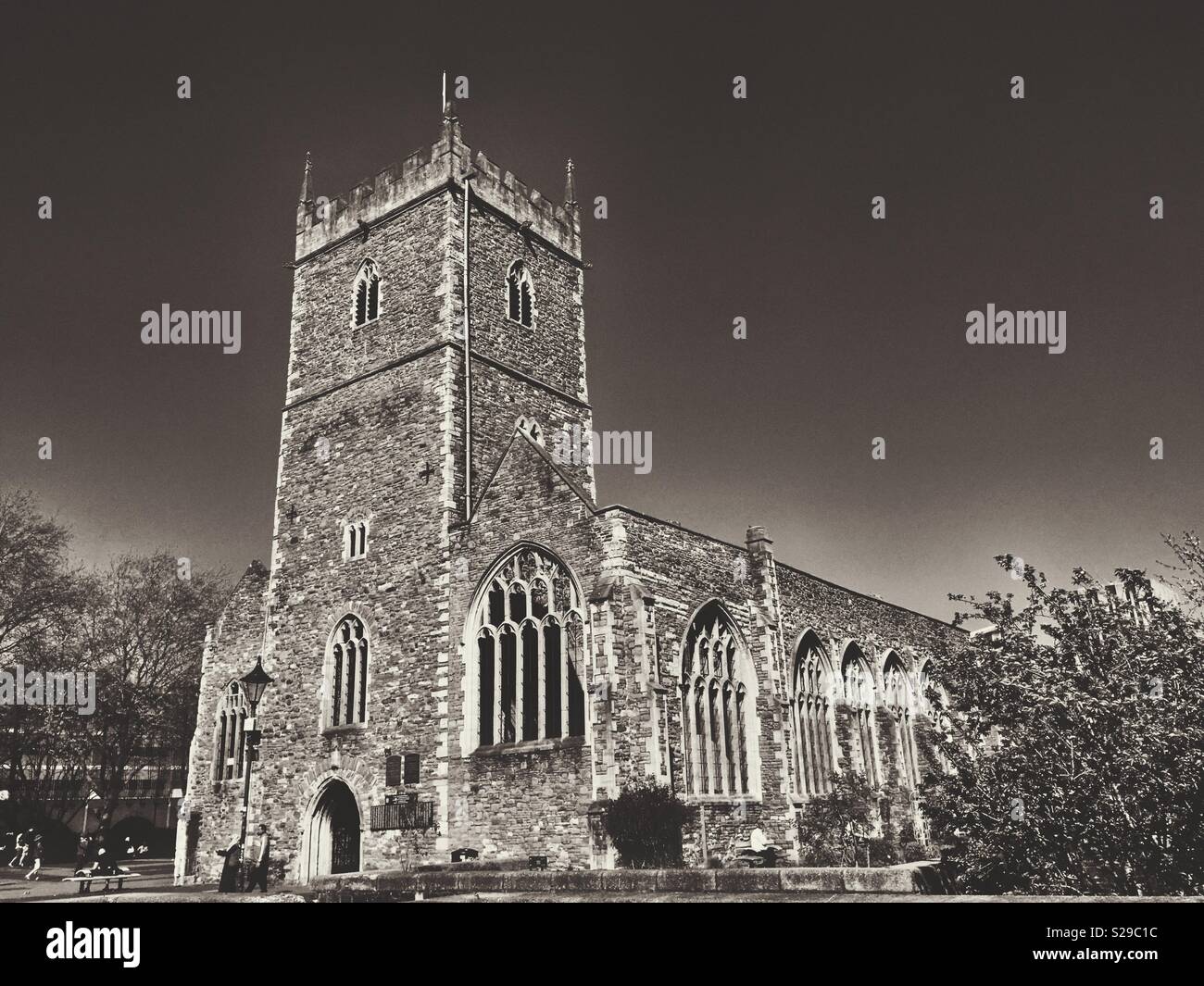Die Ruinen der St. Peter's Kirche in Bristol, UK. Die Kirche wurde bei einem Luftangriff 1940 zerstört und dient heute als Gedenkstätte für die zivilen Kriegstoten der Stadt. - Smartphone-aufgenommenes Stockfoto