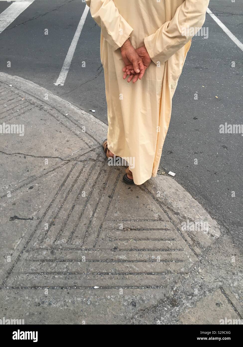 Muslimischen Mann - Smartphone-aufgenommenes Stockfoto