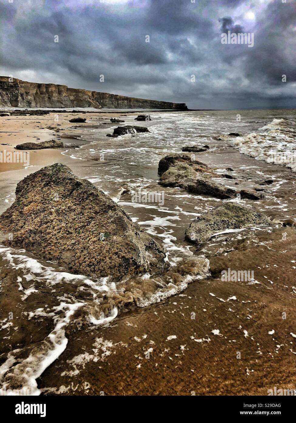 Traeth Mawr Strand nach Osten in Richtung Nash, Glamorgan Heritage Coast, South Wales - Smartphone-aufgenommenes Stockfoto