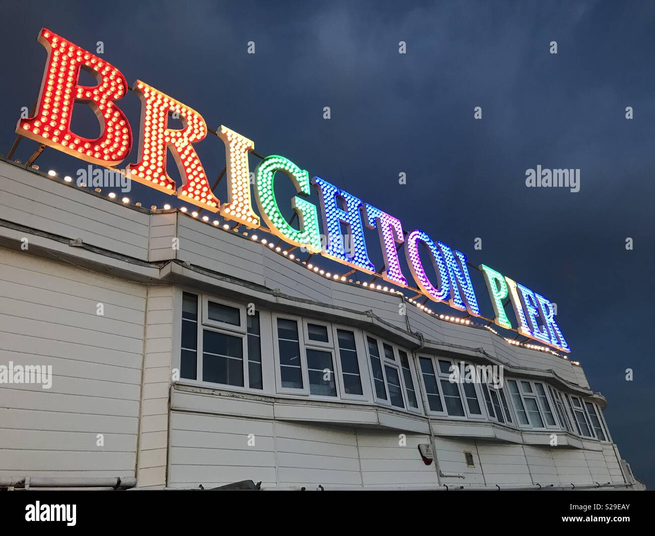 Brighton Pier, helle Lichter, dark sky Stockfoto