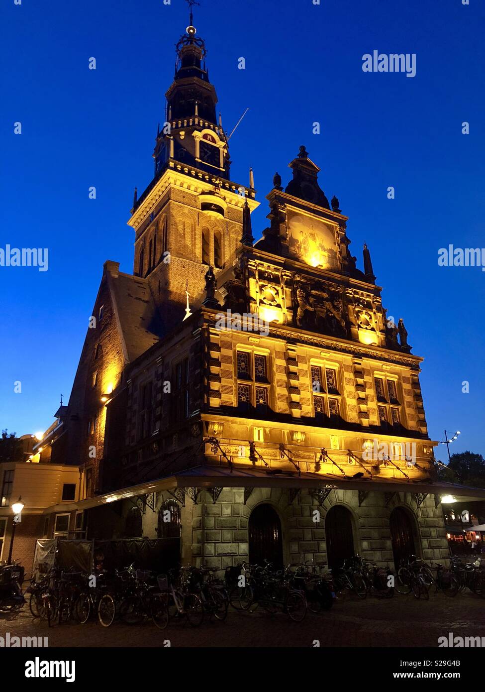 Historische Gebäude in Alkmaar - historisches Gebäude in Alkmaar am Abend. Stockfoto