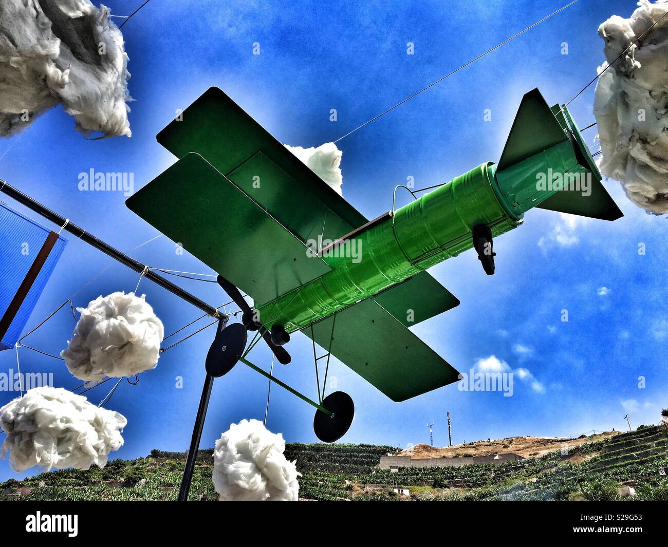 Ein Flugzeug in den Wolken. Stockfoto