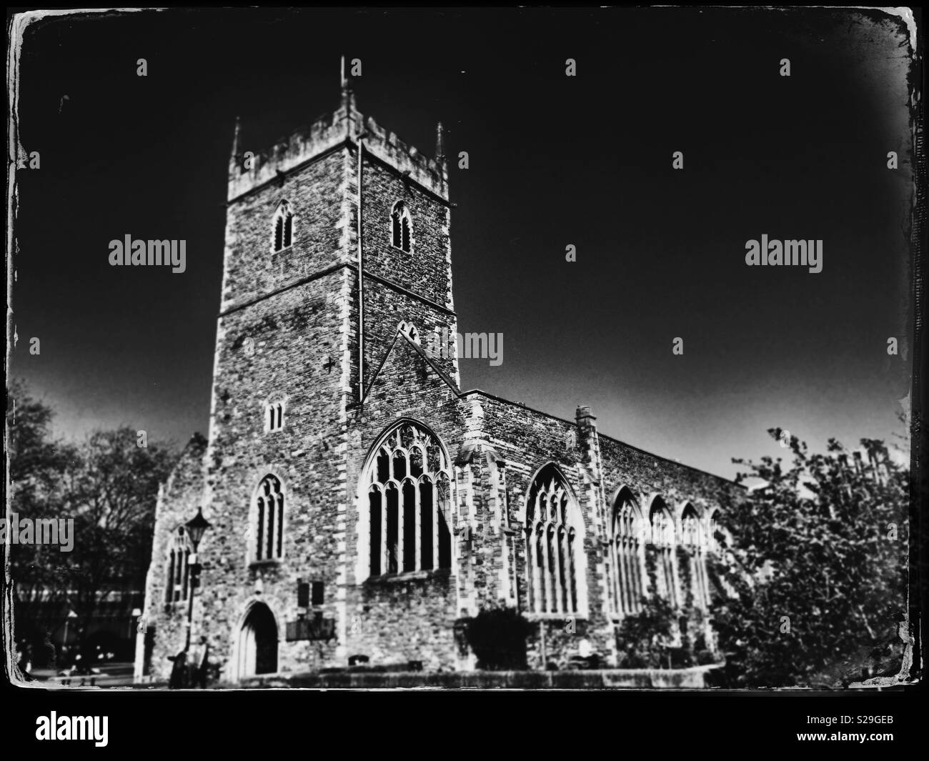 Die Ruinen der St. Peter's Kirche in Bristol, UK. Die Kirche wurde bei einem Luftangriff 1940 zerstört und dient heute als Gedenkstätte für die zivilen Kriegstoten der Stadt. - Smartphone-aufgenommenes Stockfoto