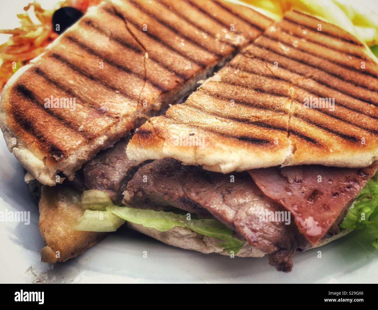 Getoastet Steak Sandwich mit traditionellen bolo Brot, Madeira - Smartphone-aufgenommenes Stockfoto