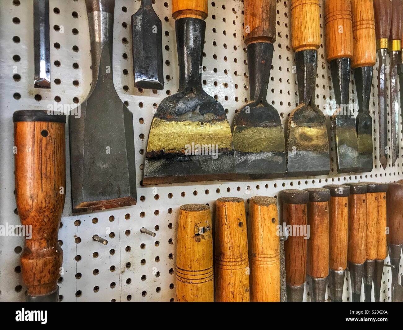 Meißel und Werkzeuge für die Holzbearbeitung in einem gitarrenbauer Workshop Stockfoto