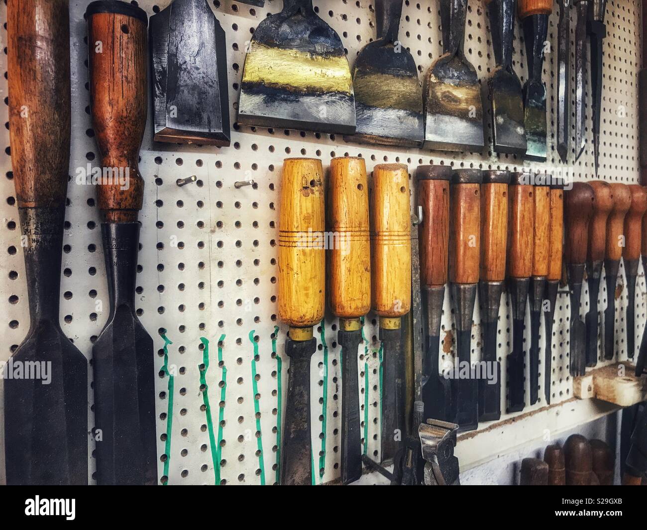 Meißel und Werkzeuge für die Holzbearbeitung in einem gitarrenbauer Workshop Stockfoto