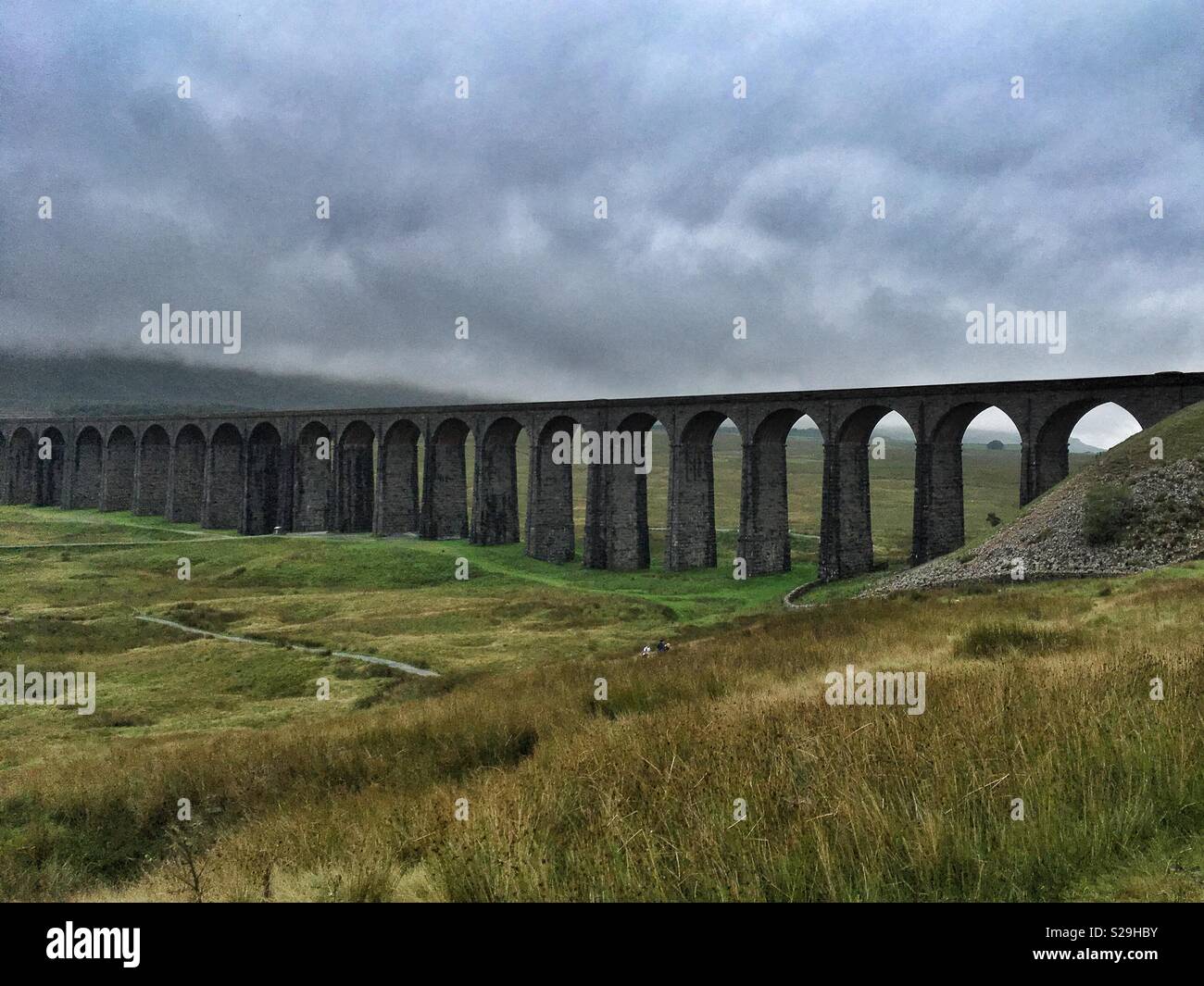 Ribblehead Eisenbahnviadukt an einem stürmischen Tag North Yorkshire - Smartphone-aufgenommenes Stockfoto