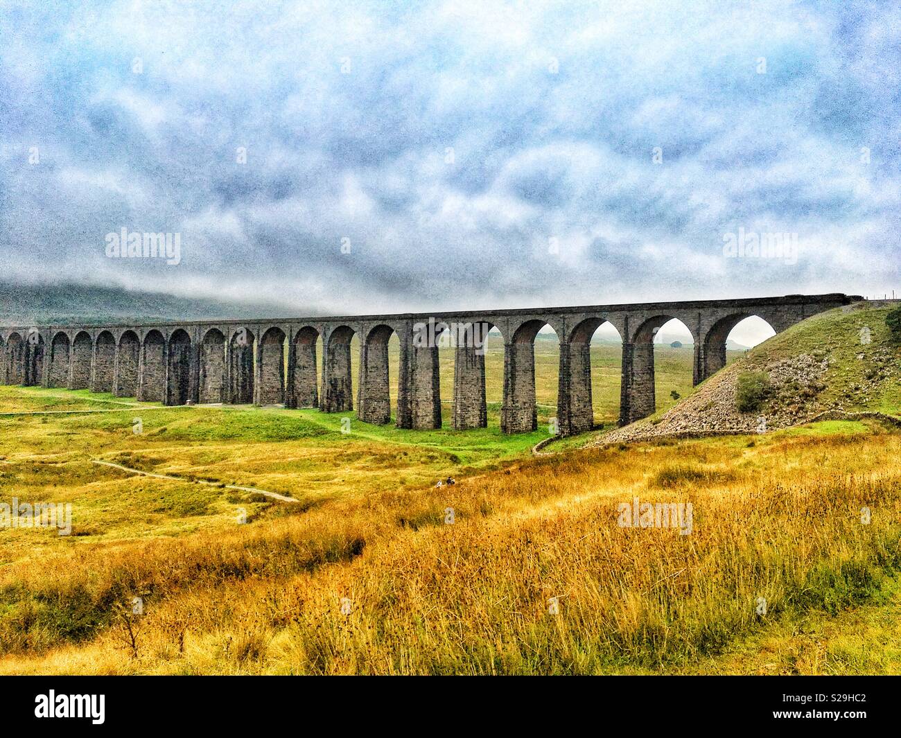 Ribblehead Eisenbahnviadukt an einem stürmischen Tag North Yorkshire - Smartphone-aufgenommenes Stockfoto
