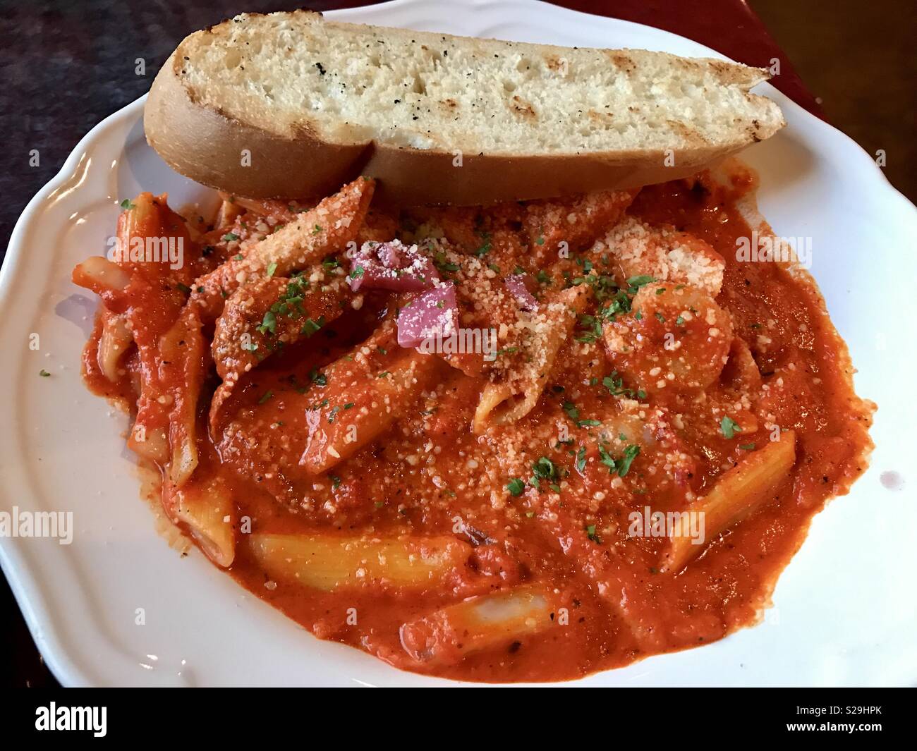 Penne Pasta und Brot Stockfoto