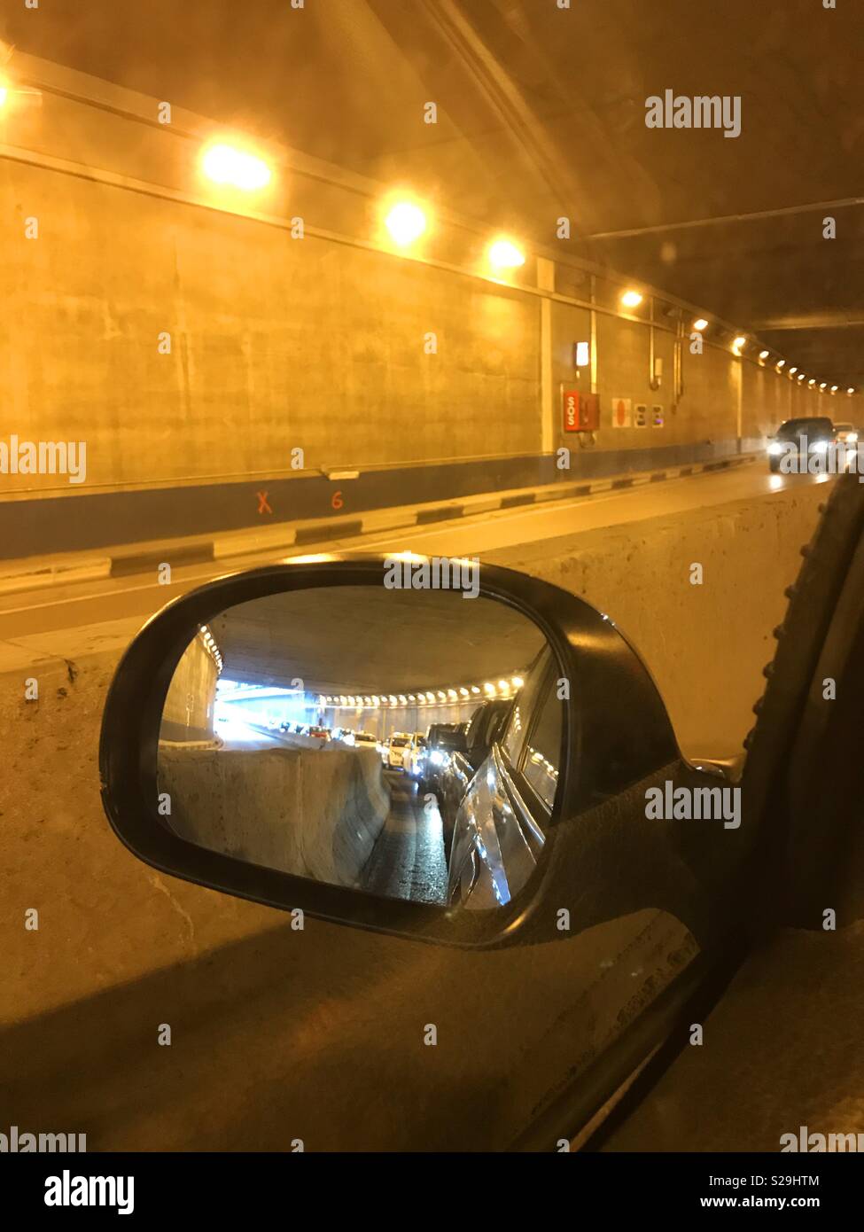 Während Der Fahrt In Einem Tunnel Bemerken Sie Cars driving tunnel traffic jam -Fotos und -Bildmaterial in hoher