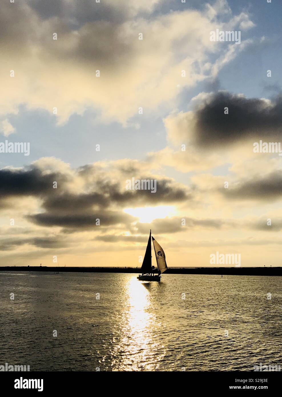 Ein Segelboot Segeln bei Sonnenuntergang. Marina Del Rey, Kalifornien, USA. - Smartphone-aufgenommenes Stockfoto