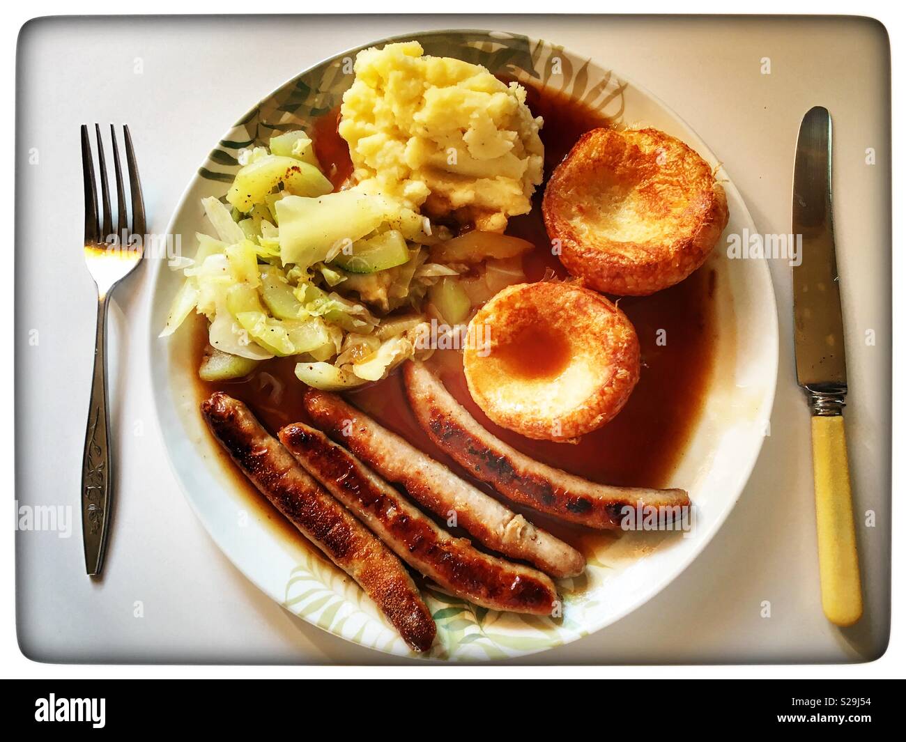 Würstchen Kartoffelpüree Yorkshire Pudding und Knochenmark mit Sauce - Smartphone-aufgenommenes Stockfoto