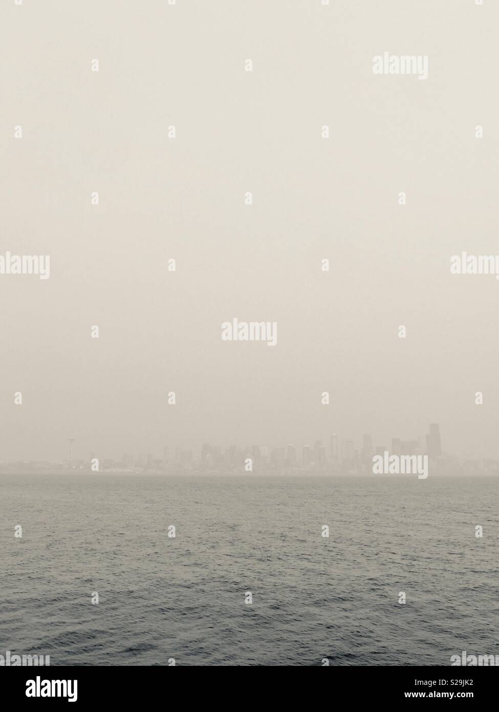 Blick über Elliott Bay in Seattle erdrosselt mit schlechter Luft und Rauch aus westlichen Wildfires - Smartphone-aufgenommenes Stockfoto