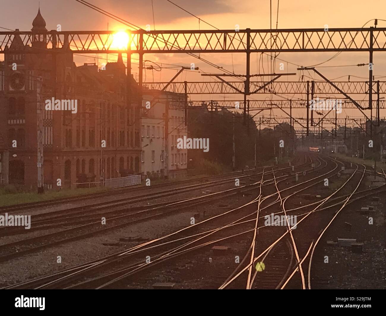 Eisenbahnschienen bei Sonnenaufgang. Katowice, Polen 2018 Stockfoto