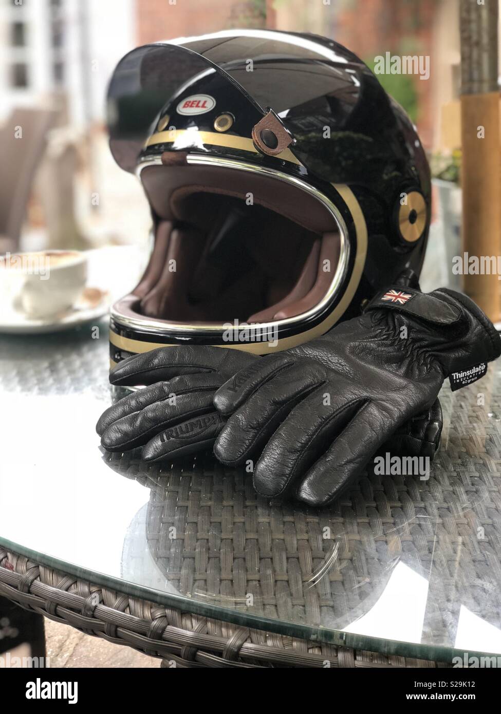 Bell Bullitt Motorrad Helm und Triumph Motorrad Handschuhe Stockfotografie  - Alamy