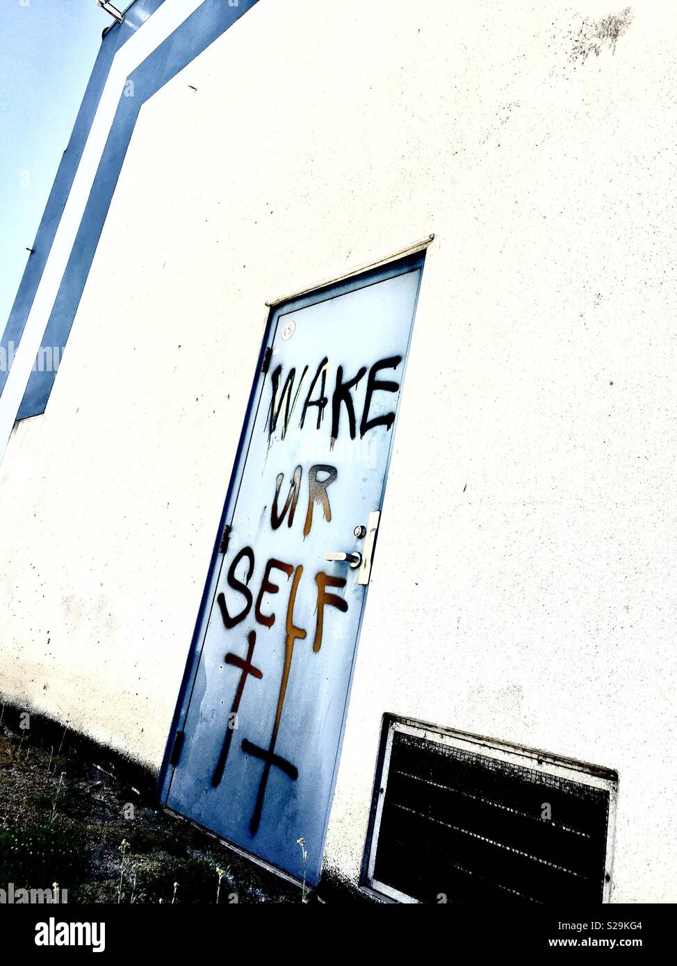 Graffiti auf blauen Tür. Stockfoto