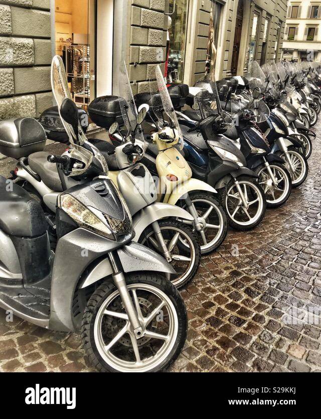 Eine große Gruppe von Motorräder Parken auf der Straße in Florenz Italien Stockfoto