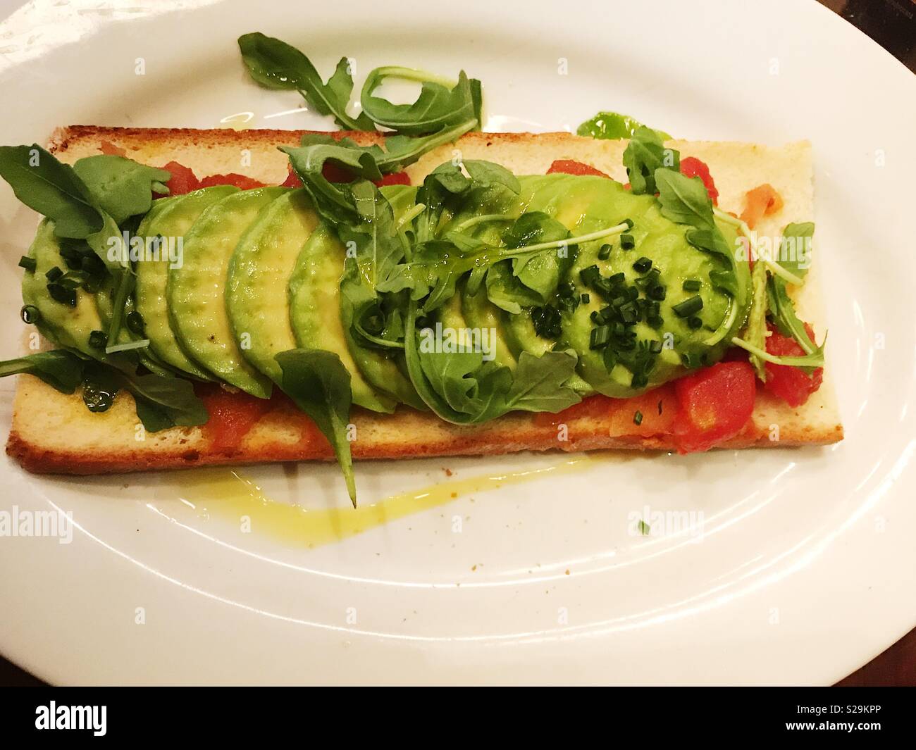 Gourmet avocado Toast auf weiße Platte Stockfoto