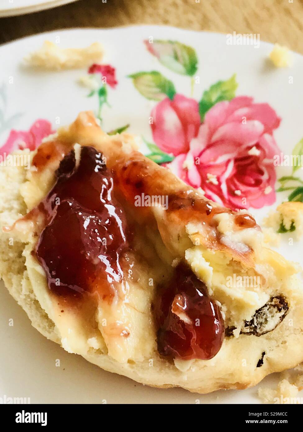 Frische Scone und Creme mit Stau auf einer alten Platte - Smartphone-aufgenommenes Stockfoto