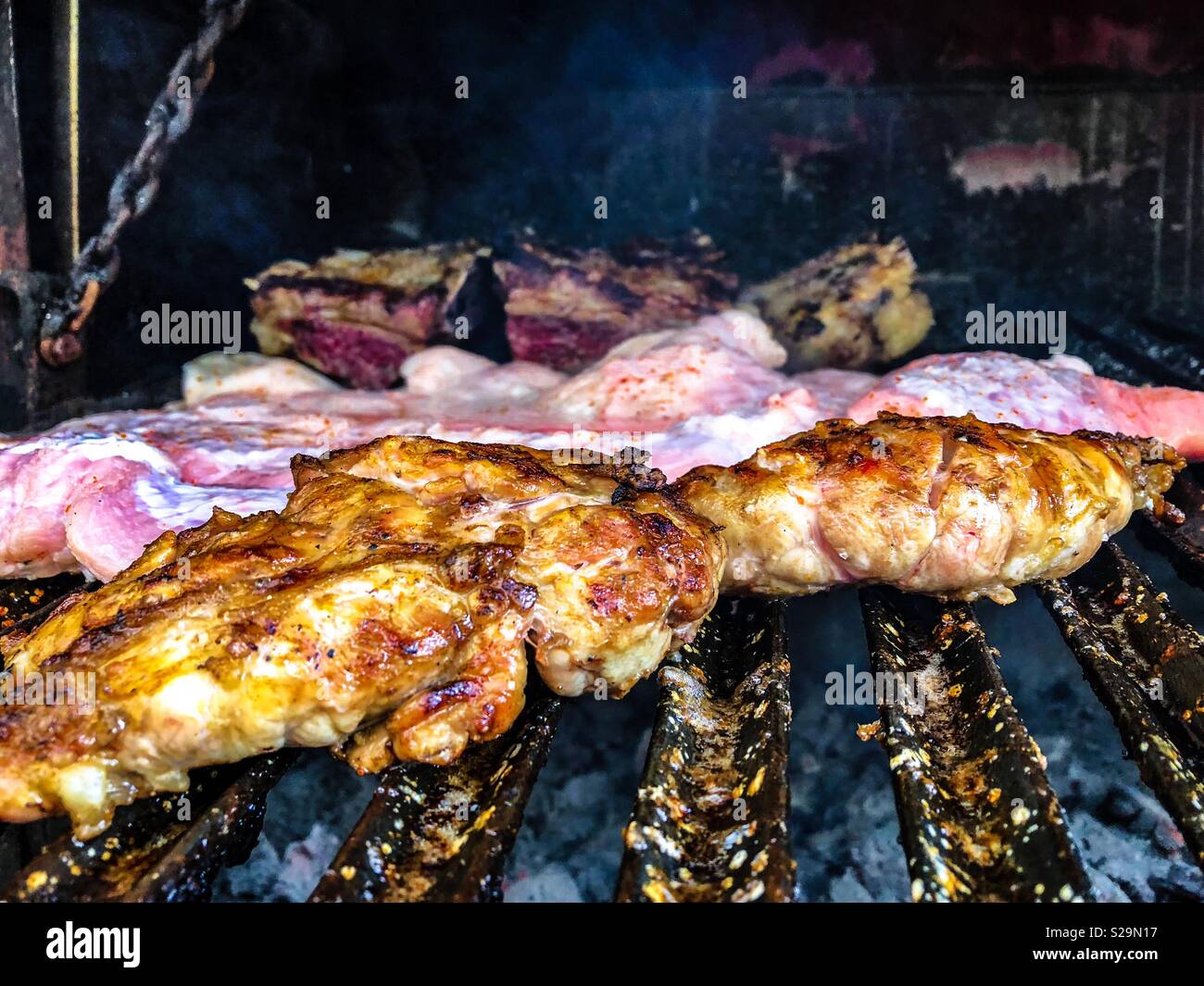 Kochen Fleisch auf dem Grill - Smartphone-aufgenommenes Stockfoto