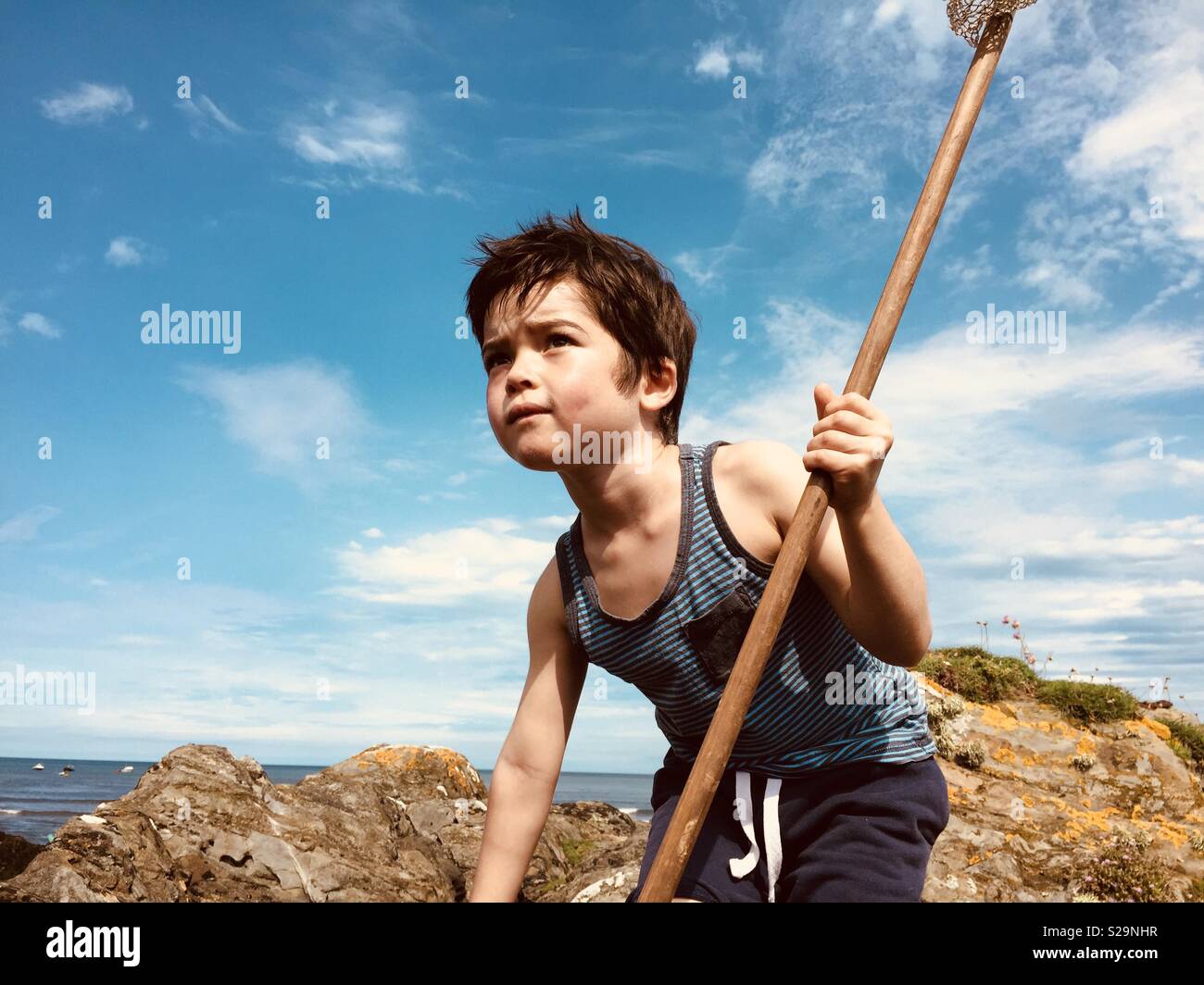 Jungen auf der Suche nach Abenteuer am Meer Stockfoto