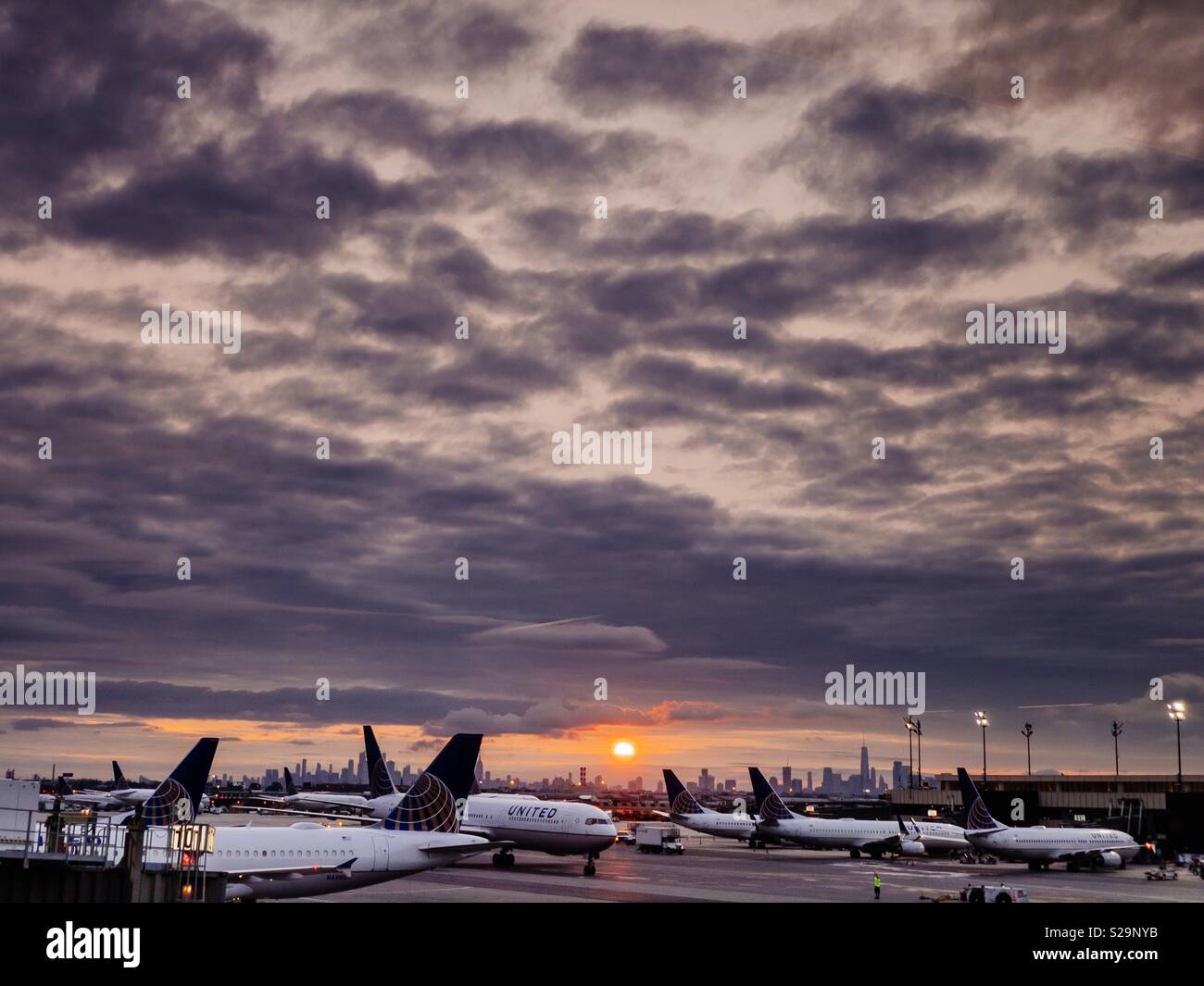 Sonnenaufgang über Newark Airport, mit Blick auf New York City im Hintergrund. Stockfoto